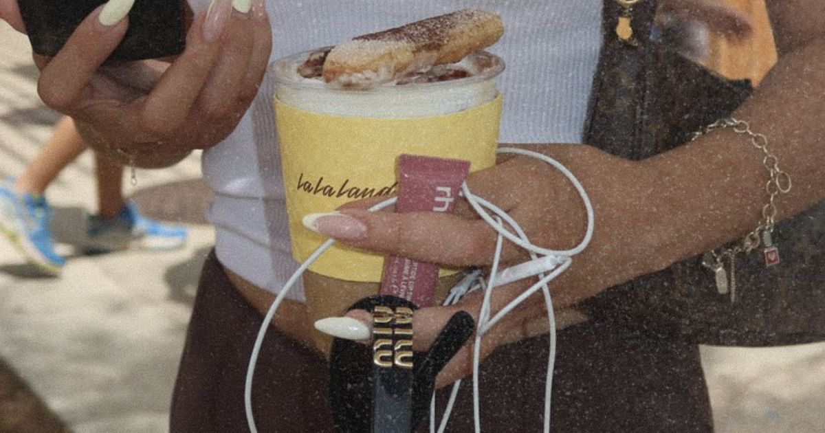 girl-grip-trend-women-holding-things